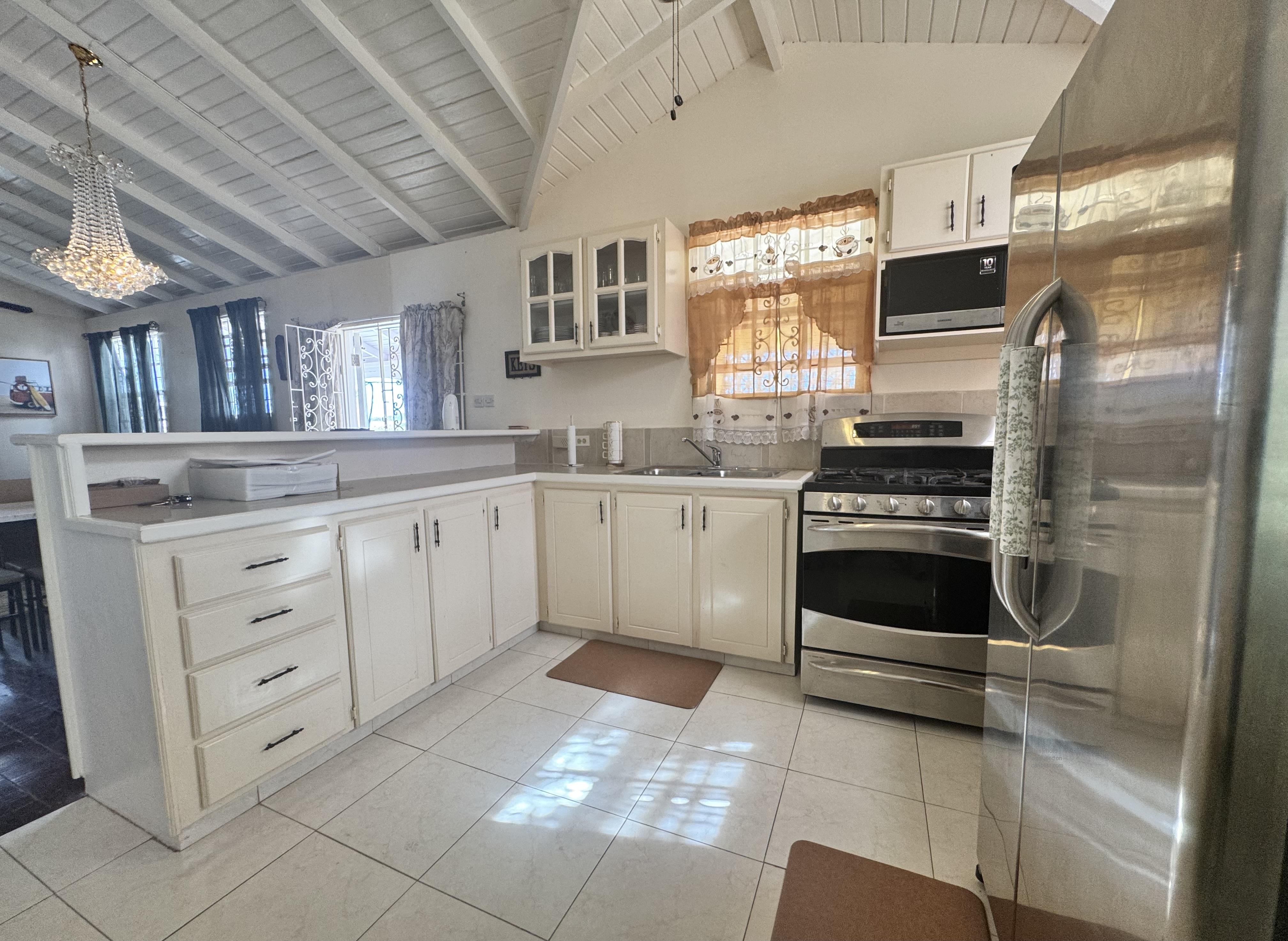 Station Hill - TASTEFULLY FURNISHED/FULLY ENCLOSED/SECURITY CAMERAS/WATER INC/CLOSE TO PUBLIC TRANSPORTATION ,St. Michael