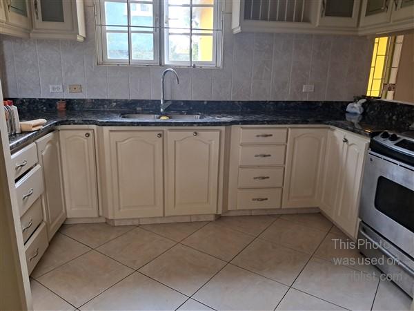 Cottage Heights - Spacious home, 3 bedrooms, 2 1/2 bathrooms, fully enclosed, quiet neighbourhood,St. George