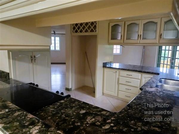 Cottage Heights - Spacious home, 3 bedrooms, 2 1/2 bathrooms, fully enclosed, quiet neighbourhood,St. George