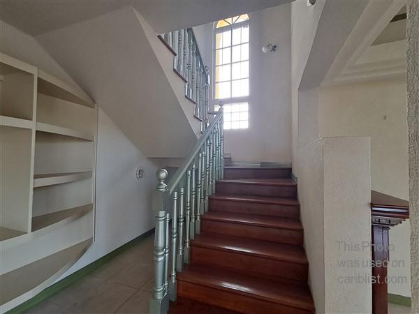 Cottage Heights - Spacious home, 3 bedrooms, 2 1/2 bathrooms, fully enclosed, quiet neighbourhood,St. George