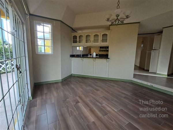 Cottage Heights - Spacious home, 3 bedrooms, 2 1/2 bathrooms, fully enclosed, quiet neighbourhood,St. George