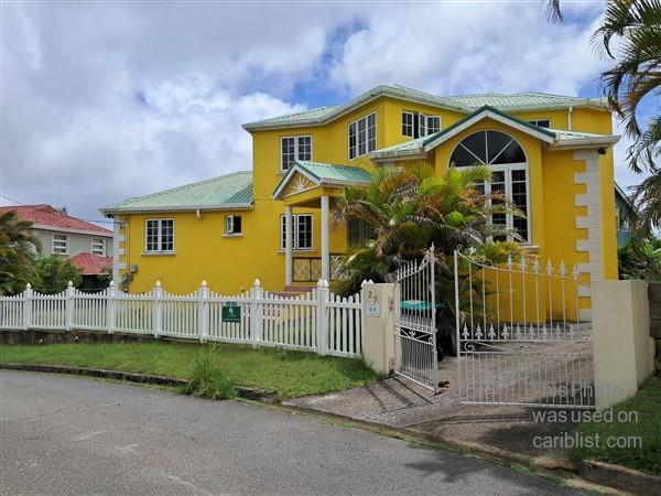Cottage Heights - Spacious home, 3 bedrooms, 2 1/2 bathrooms, fully enclosed, quiet neighbourhood,St. George