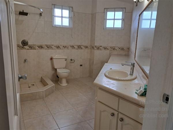 Cottage Heights - Spacious home, 3 bedrooms, 2 1/2 bathrooms, fully enclosed, quiet neighbourhood,St. George