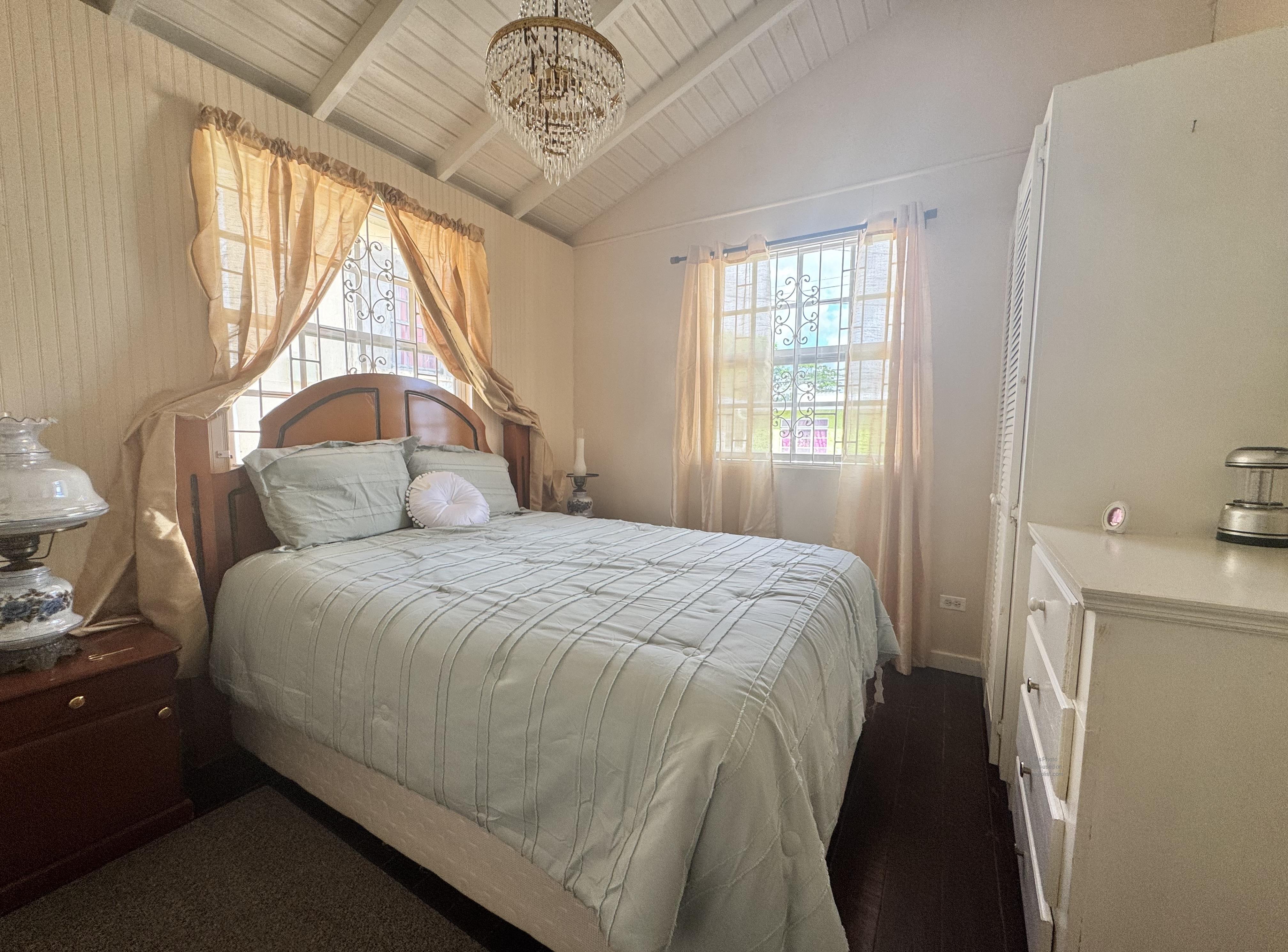 Station Hill - TASTEFULLY FURNISHED/FULLY ENCLOSED/SECURITY CAMERAS/WATER INC/CLOSE TO PUBLIC TRANSPORTATION ,St. Michael